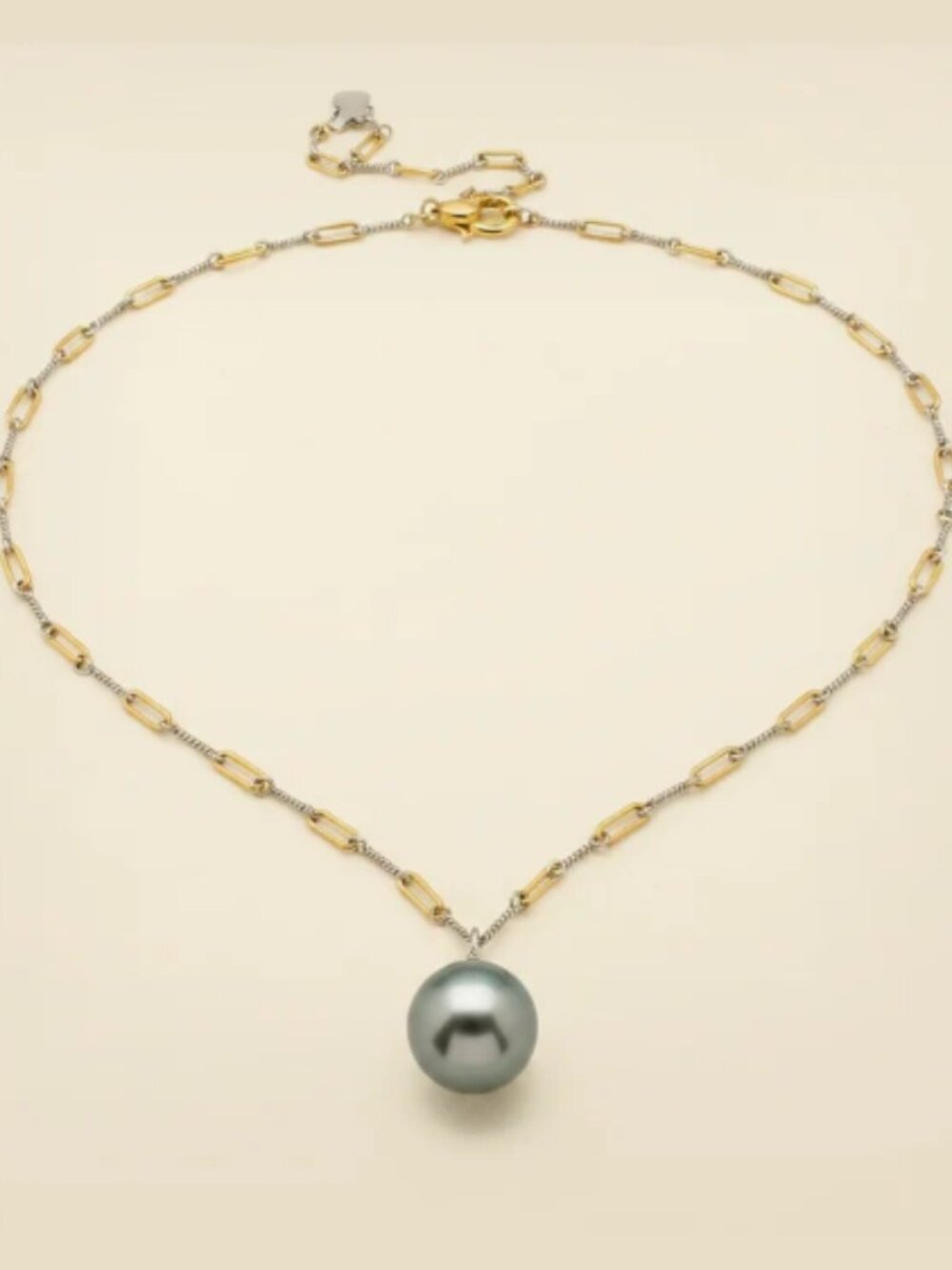 18K Black Tahitian Lustrous Pearl Heirloom Embellished on Oval Link Chain